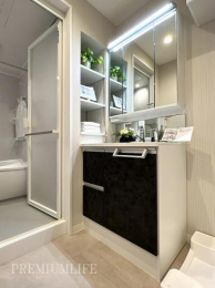　シャワー水栓付の洗面化粧台に新規交換済み。毎日の身支度をより快適に。可動棚には、タオルや着替え、バス用品などが置けて便利です。