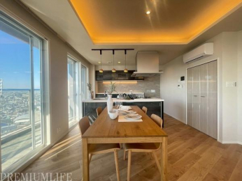 @Ƒ̎ԂKɉ߂邭났̃rOłB