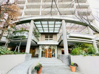 �@�΂̉f����L���G���g�����X