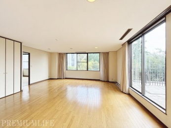 @24̍LXƂrOB2ʍ̌ŁA邢܂B