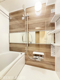 �@�����������F���ŁA�����b�N�X���ĉ߂�����o�X���[��