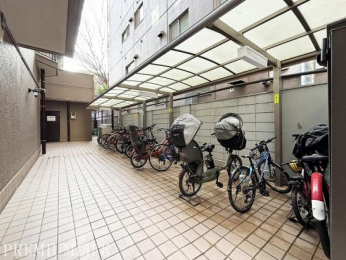 �@�����t���ŉJ�̓������S���Ď��]�Ԃ�u�����