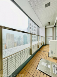 �@�X����]�ł���o���R�j�[