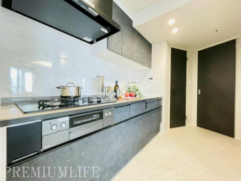 �@�����D���Ɋ�����3���R�����t���L�b�`��