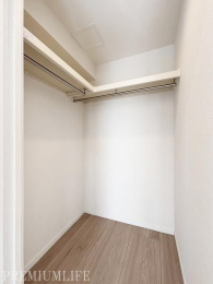 �@�����ɂ��傫�߂̎��[�X�y�[�X�������B�e�m���ɓ���؂�Ȃ��ו���G�ߕ��̈ߗނ͂����Ŋ����B