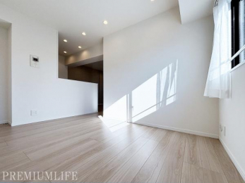 �@�_�C�j���O�e�[�u����ݒu���Ă��]�T�̂���L�����r���O�ł��B