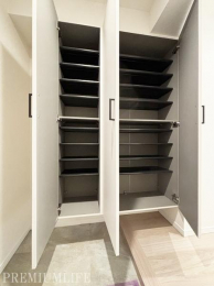 �@��e�ʂ̃V���[�Y�{�b�N�X�B�G�߂��́A�T�C�Y�֌W�Ȃ����[�\�B