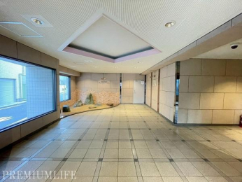 �@���邭�J���I�ȃG���g�����X�ŗ��q�ɂ��D���