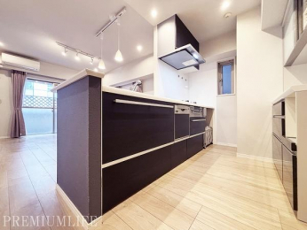 �@�R�~���j�P�[�V���������₷���A�J�����̂���Ζʎ��L�b�`���B�Ƒ���F�l�ƐH�������鎞���A�݂�Ȃŉ�b���Ȃ��痿�����邱�Ƃ��ł��܂��B