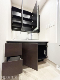 �@���̗������[�I�ɂȂ��Ă���A���ϕi�Ȃǂ��X�b�L�����[�ł��܂��B