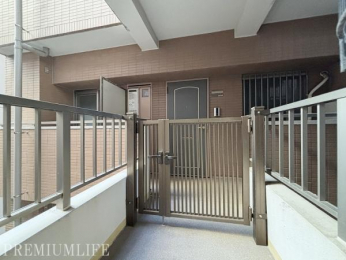 �@������̏Z�˂͐�p�|�[�`�t���ŁA�v���C�o�V�[���E�h�Ɛ��E�g������̗ǂ�����x�Ɏ�ɓ���̂����͂ł��B���֑O�ɂ�Ƃ肪���邾���ŁA���X�̕�炵�̉��K���������ƕς��܂�