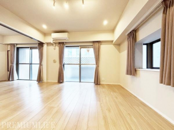 �@�u�₩�Ȍ����L������K�ȃ��r���O�ɁA���Ƒ��̏Ί炪�W���܂��B