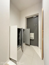 �@�V���[�Y�{�b�N�X�̃J�E���^�[�����ɂ́A���Ԃ�ʐ^�������邱�Ƃ��ł��܂��B���D�݂̕��͋C�ɉ��o���Ă��������B