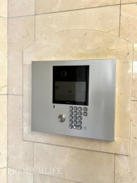 �@�G���g�����X�ɂ̓I�[�g���b�N���ݒu����Ă���A�K��Z�[���X�⊩�U�ȂǁA��������K��҂��V���b�g�A�E�g�B 