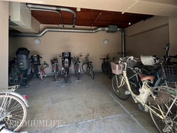 �@�����t�̒��֏�Ȃ̂ŁA���]�Ԃ��살�炵�ɂȂ�܂���B�i��󋵂͗v�m�F�j 