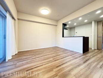 �@2�ʍ̌��Ŗ��邢���r���O�_�C�j���O