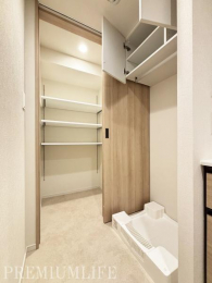 �@���ʏ��ɐ�����֗����郊�l���X�y�[�X����