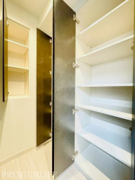 �@�L�b�`�����ɂ͕���������A�L�b�`���p�i��H�ނȂǂ�ۊǂ���̂ɏd�󂵂����ł��B