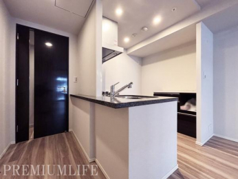 �@�����D���Ɋ�����3���R�����t���L�b�`��