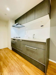 �@�����X�y�[�X����������m�ۂ��ꂽ�L�b�`��