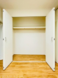 �@��e�ʂ̎��[�X�y�[�X�ŉו����ߗނ���������i�[�ł��܂��B