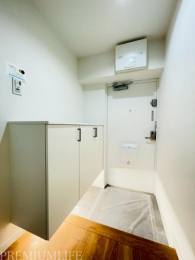 �@���փX�y�[�X���ɂ̓V���[�Y�{�b�N�X������A�I�ɂ̓C���e���A������܂��B