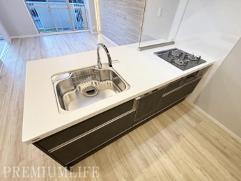 �@�����D���Ɋ�����3���R�����t���L�b�`��