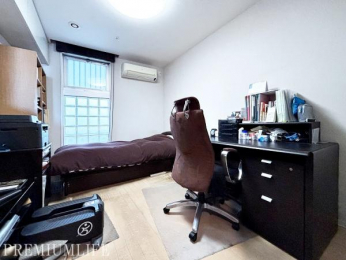 �@����K���X��������炩�Ȍ����������݂܂��B