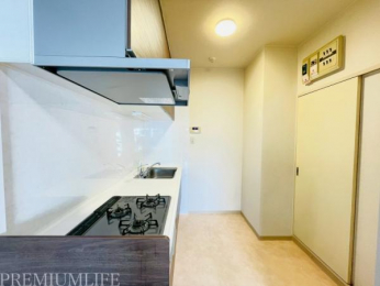 �@�L�߂̒����X�y�[�X������L�b�`���a���ɗאڂ��Ă��ē������X���[�Y