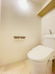 �@�������̂���g�C���㕔�ɂ͎��[�X�y�[�X������