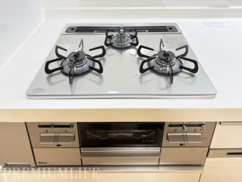 �@�����D���Ɋ�����3���R�����t���L�b�`��