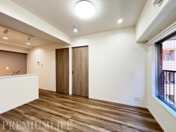 �@���邢����̎����ɁA�ؖڂ̃t���[�����O���f����f�U�C��