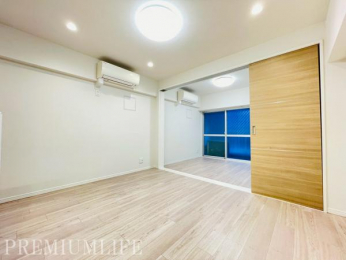 �@���邢����̎����ɖؖڂ̌���f����X�^�C���b�V���ȃf�U�C��