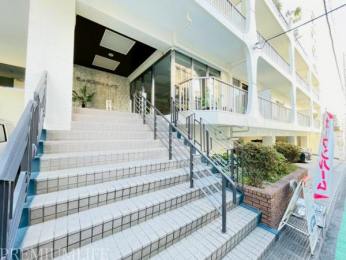 �@�K�i�̐�ɃG���g�����X���K�ɂ͒��ԏ������