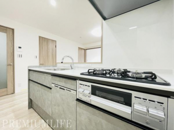 �@�������ꂽ�f�U�C�������͂ŁA�����̗������Ԃ��y�����Ȃ�㎿�ȃL�b�`�����