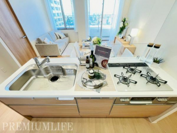 �@�����D���Ɋ�����3���R�����t���L�b�`��