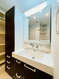 �@�傫�߂̐��ʑ�Œ��̎x�x���X���[�Y��