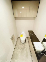 �@�������̂���g�C���㕔�ɂ͎��[�A���ʑ�t��