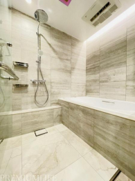 �@�Y��ȗ����œ��X�̔�������܂��B�������ȃK���X�h�A���̗p