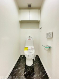 �@�������̂���g�C���㕔�ɂ͎��[�I����