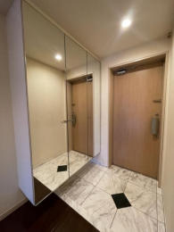 �@�S�g�����ݒu���ꂽ���ւ��o�����O�ɐg�Ȃ�𐮂����܂��B