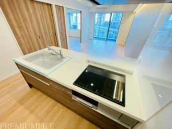 �@�|���̂��₷���V���N����A�����̂��₷��IH�R�������ݒu���ꂽ�L�b�`��