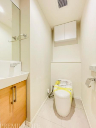 �@���ʑ�t���̃g�C���㕔�ɂ͎��[�I����