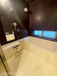 �@�_�[�N�g�[���̕ǂ��㎿�ȕ��͋C�����o�B�����t���Ŋ��C�����₷������B