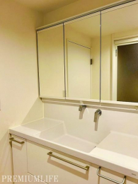 �@���̎x�x���X���[�Y�ɂł���L�������́B