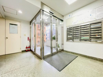 �@�G���g�����X���ɂ̓��[���{�b�N�X������