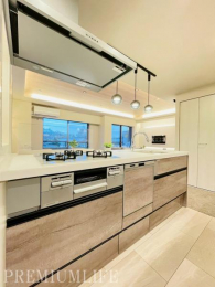 �@�����D���Ɋ�����3���R�����t���L�b�`��