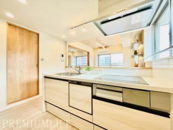 �@�Ζʎ��L�b�`���ŉƑ��Ɖ�b���y���݂Ȃ��痿��