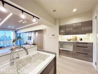 �@�����������F���̃J�b�v�{�[�h������A�Ɠd��H�������������[