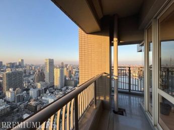 �@���E���傫���J�����o���R�j�[����́A�����܂ő����X���݂���]